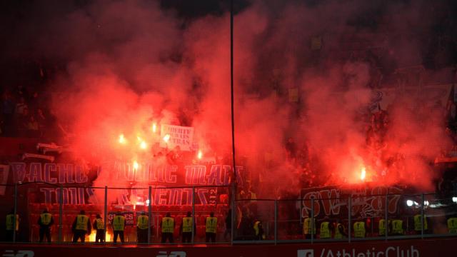 Los ultras del Olympique tiran bengalas en San Mamés.