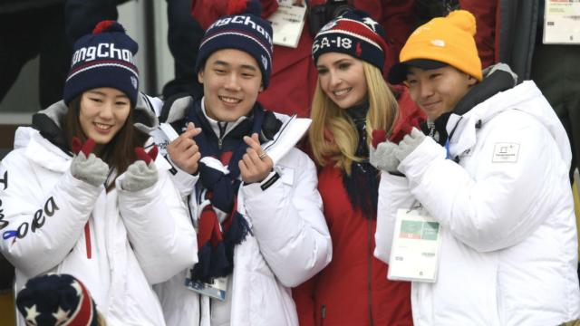 Choi Jae-woo con Ivanka Trump y otros compañeros de equipo.