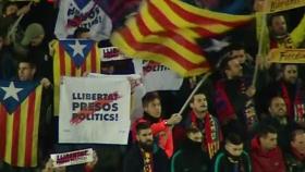 Aficionados independentistas del Barcelona en el Camp Nou. Foto: Twitter (@elchiringuitotv)