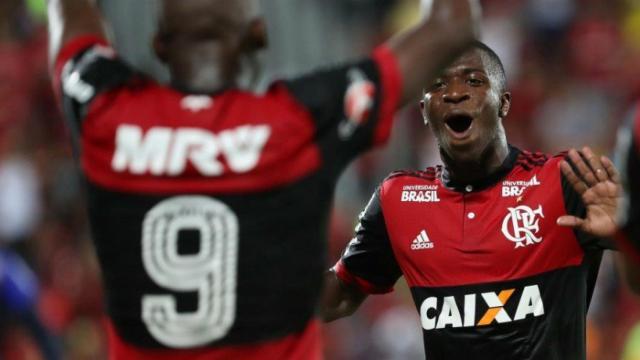 Vinicius celebra con Lincoln. Foto Twitter (@Flamengo)