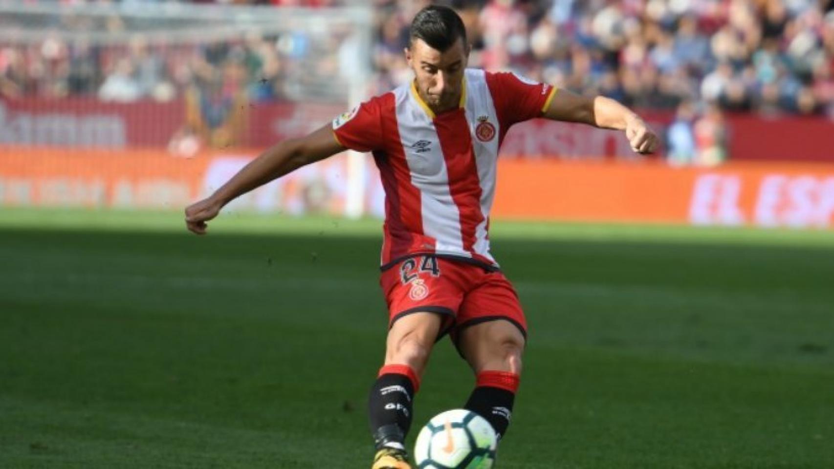 Borja García golpea el balón. Foto: gironafc.cat