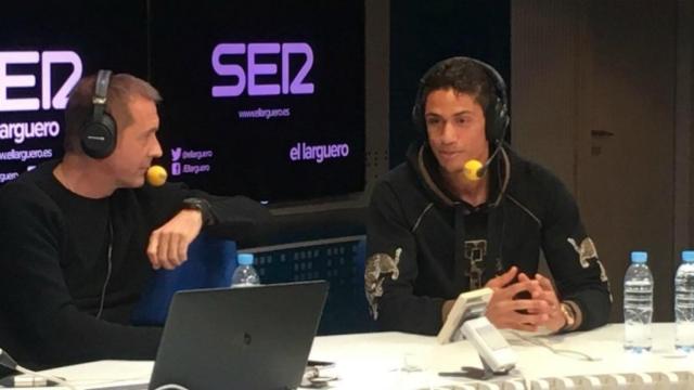 Varane, en El Larguero. Foto: Twitter (@ellarguero)