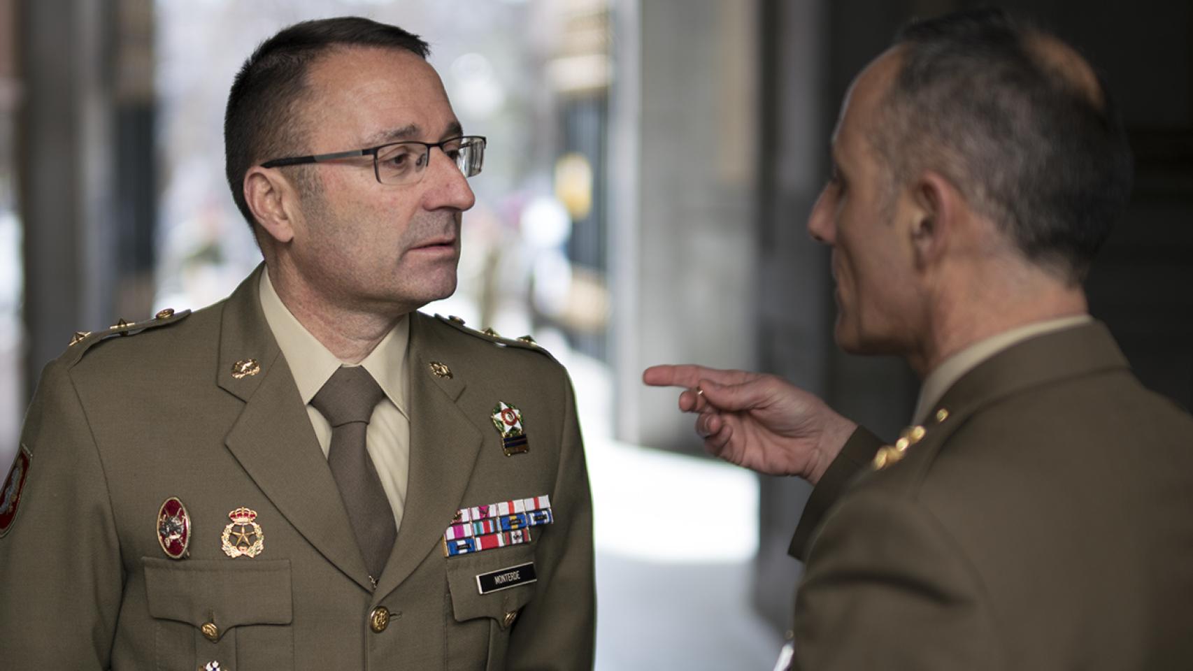 El teniente coronel Monterde, de frente, charla con el teniente coronel Somonte.