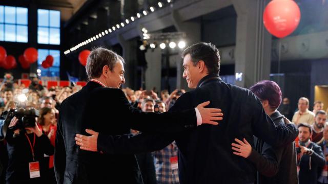 Zapatero, junto a Pedro Sánchez, este jueves en la Escuela de Buen Gobierno del PSOE.