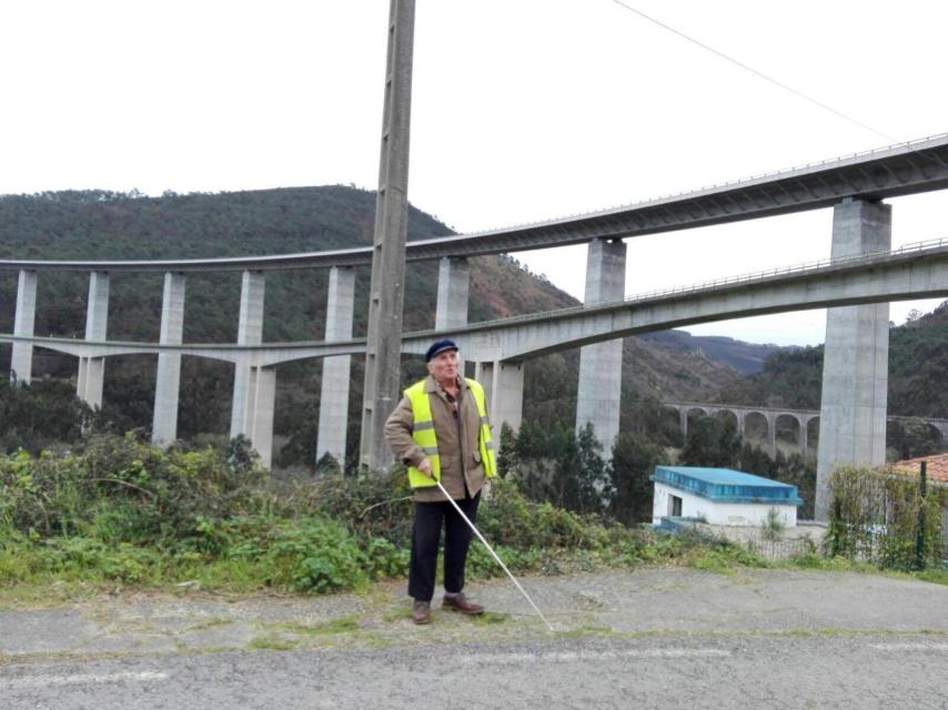 Ramiro tiene un huerto. Allí encontraron al primer suicida de ese viaducto que está a sus espaldas