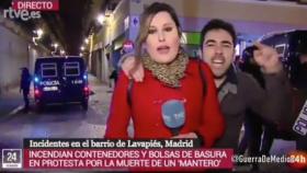 Increpan a una reportera de TVE en Lavapiés al grito de manipuladores