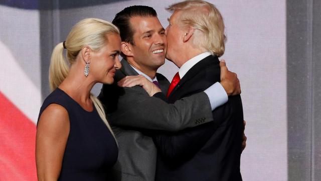 Donald Trump Jr. junto a su esposa y su padre, el presidente de EEUU.