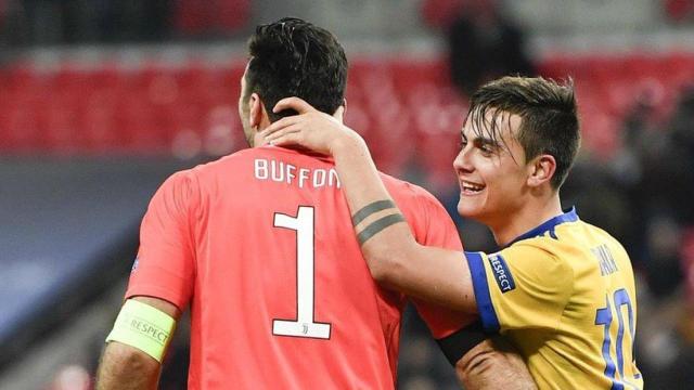 Buffon y Dybala celebran el pase a cuartos de la Champions. Foto: juventus.com