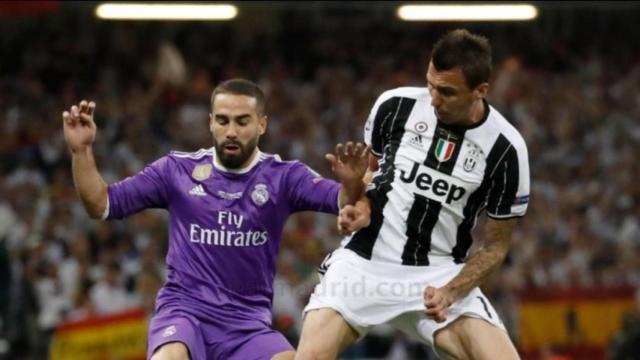 Carvajal y Mandzukic pugnan por un balón