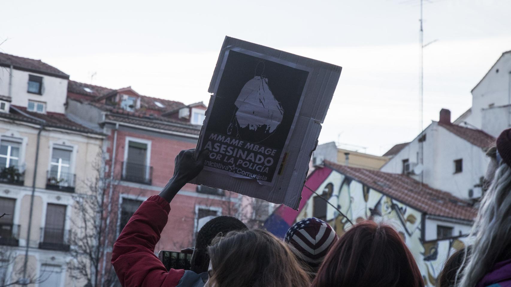 Una manifestante denuncia que Mbaye fue asesinado.