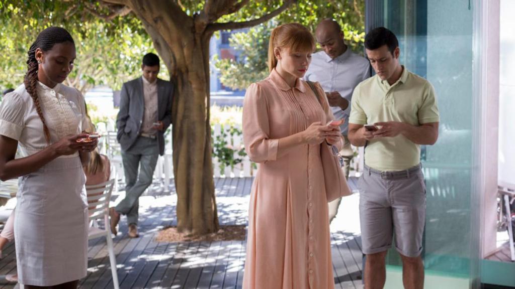 Lacie (Bryce Dallas Howard) recibe continuas puntuaciones durante sus interaciones sociales