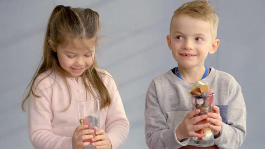 Las niñas reciben menos gominolas que los niños por el mismo trabajo.