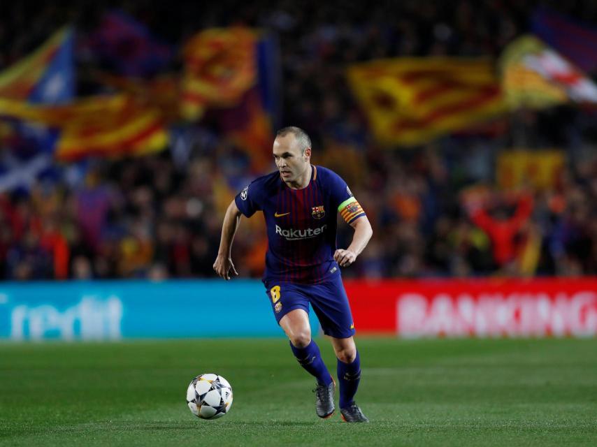 Iniesta conduce la pelota en el Camp Nou.