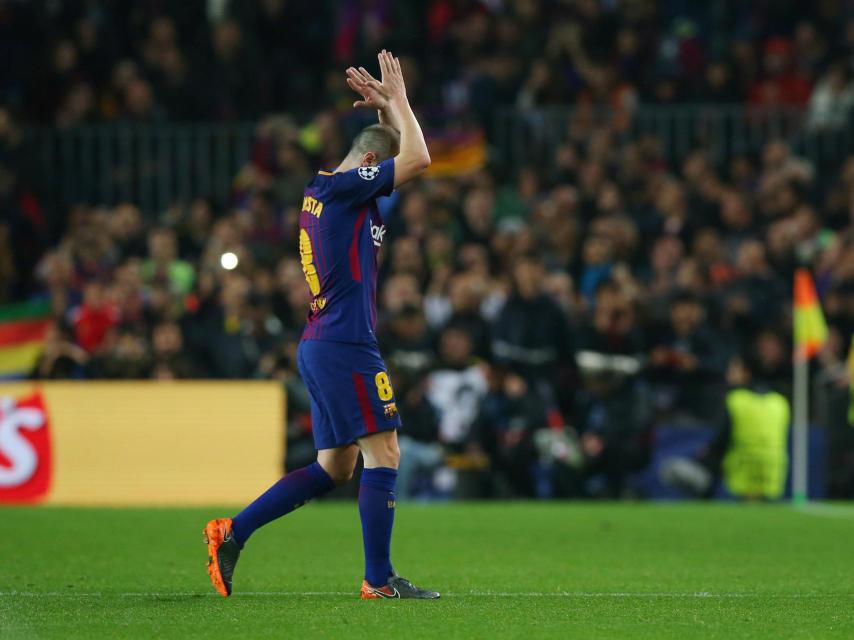 Andrés Iniesta aplaude al Camp Nou.