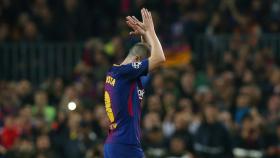 Andrés Iniesta aplaude al Camp Nou.