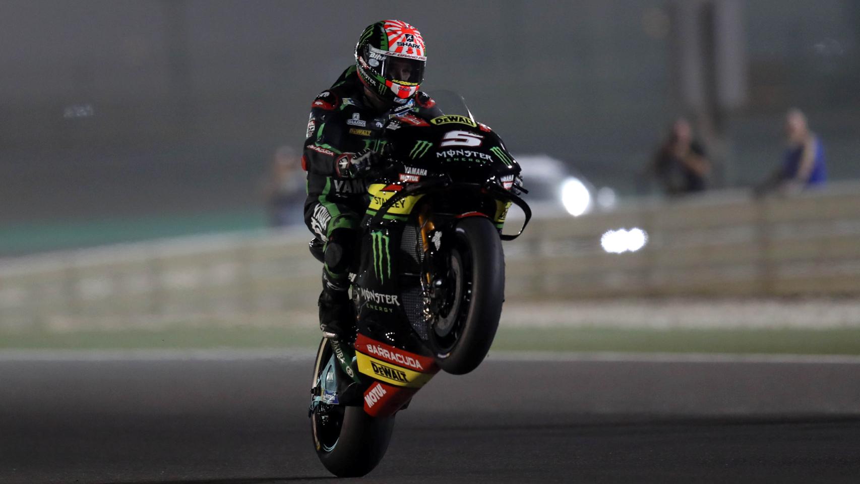 Zarco levanta la rueda delantera de su M1 2017 tras conseguir la pole en el GP de Qatar.