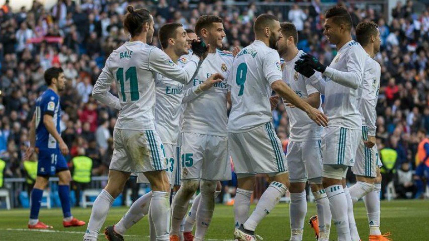 Los jugadores celebra el gol de Benzema. Foto: Pedro Rodríguez / El Bernabéu