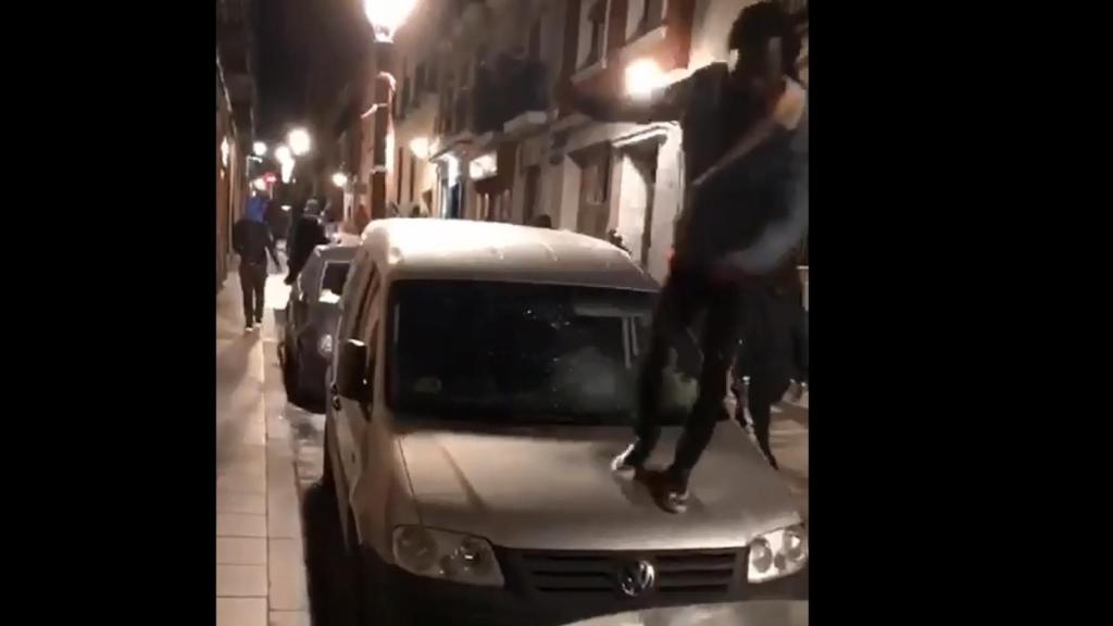 Un senegalés patea la luna de un coche
