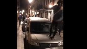 Un senegalés patea la luna de un coche