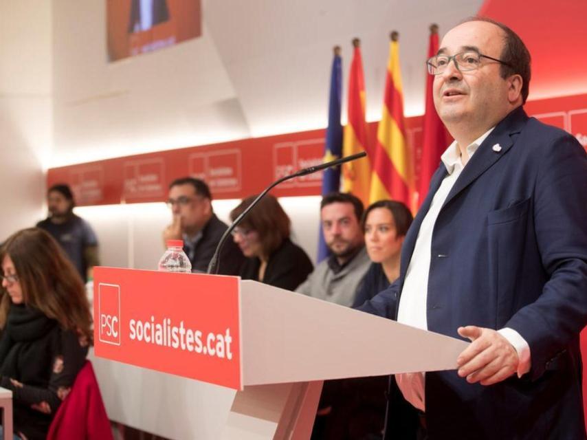 Una bandera de España ondea a la espalda de Iceta durante el pasado consejo nacional del PSC.