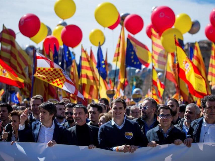 La cabecera de la manifestación de SCC, ayer al mediodía frente a la Estación de Francia.