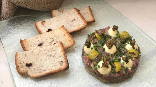 Steak tartar de pato estilo Robin Food, con alcaparras fritas y mayo japo copia