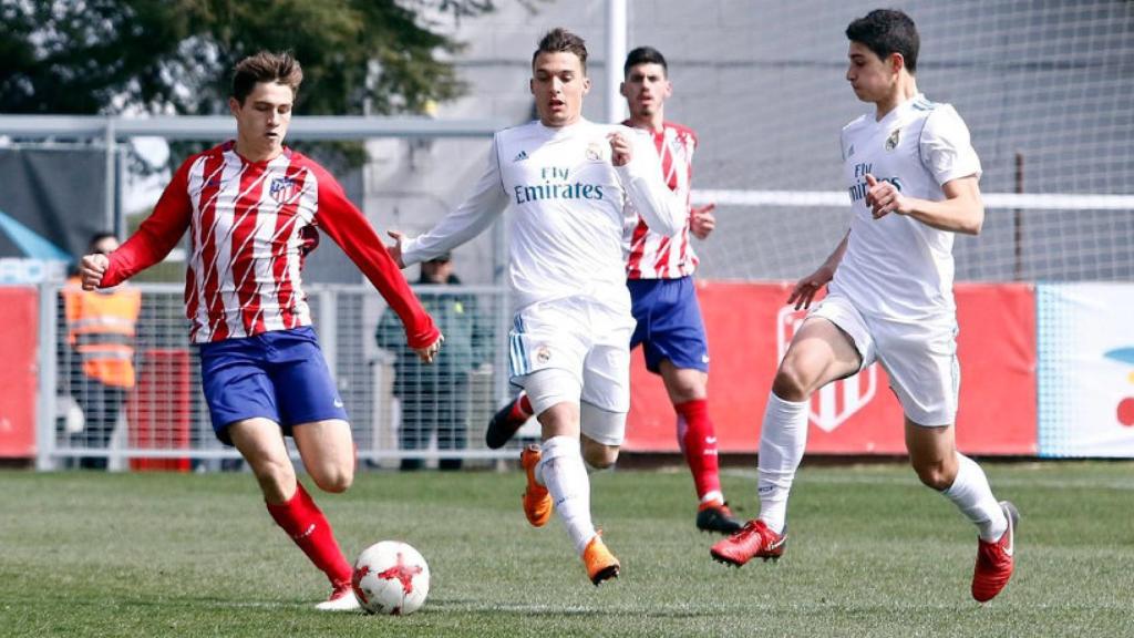 Jaume disputa un balón con el Castilla