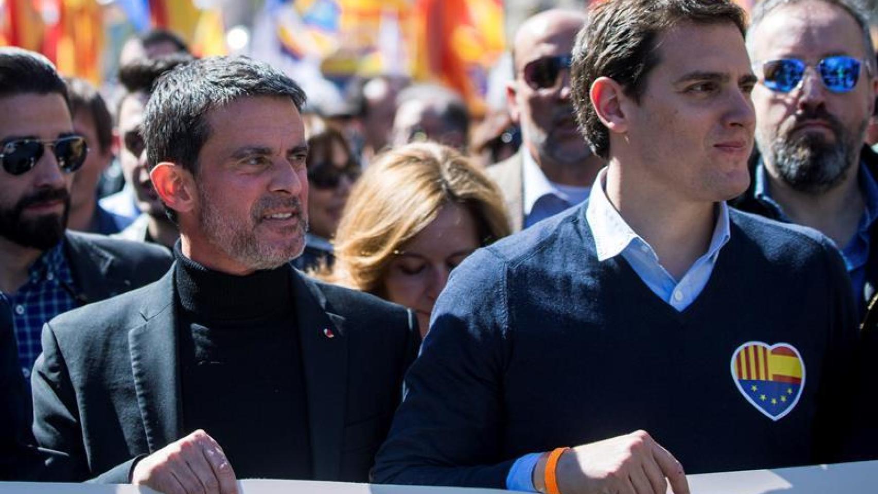 Manuel Valls junto a Albert Rivera en la cabecera de la manifestación de SCC.