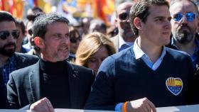 Manuel Valls junto a Albert Rivera en la cabecera de la manifestación de SCC.