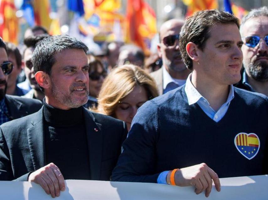 Manuel Valls junto a Albert Rivera en la cabecera de la manifestación de SCC.