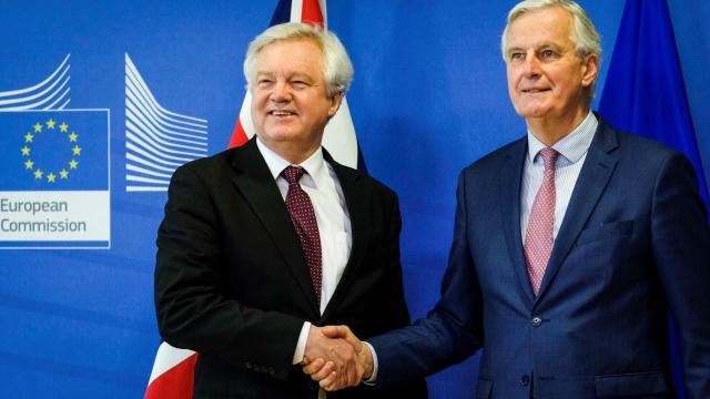 El jefe negociador de la UE para el brexit, Michel Barnier  y el ministro para la salida del Reino Unido de la UE, David Davis.