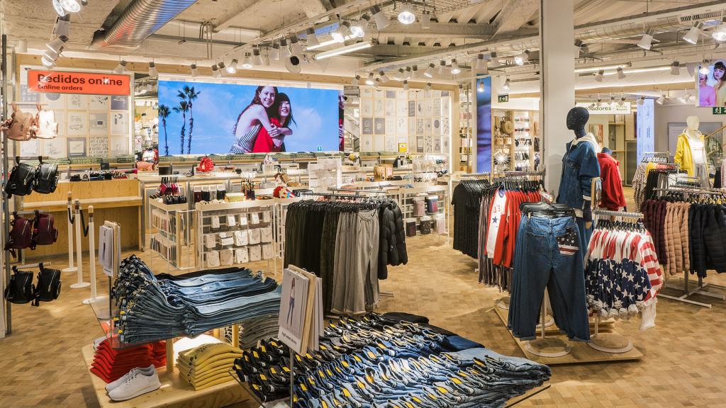 Al fondo, el espacio reservado para los pedidos 'online' en el nuevo Pull&Bear.