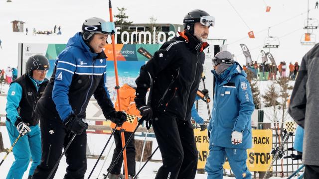 Felipe VI junto a un amigo en Formigal. EFE.