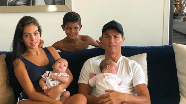 Cristiano posa con sus gemelos, Cristiano Jr y Georgina. Foto. (@cristiano)