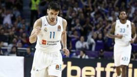 Campazzo y Thompkins de fondo durante un partido de Euroliga