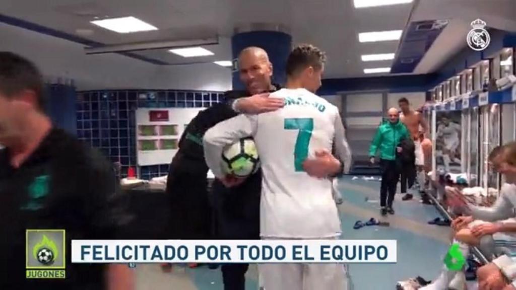 Recibimiento del vestuario a Cristiano Ronaldo tras anotar cuatro goles ante el Girona. Foto: Jugones.