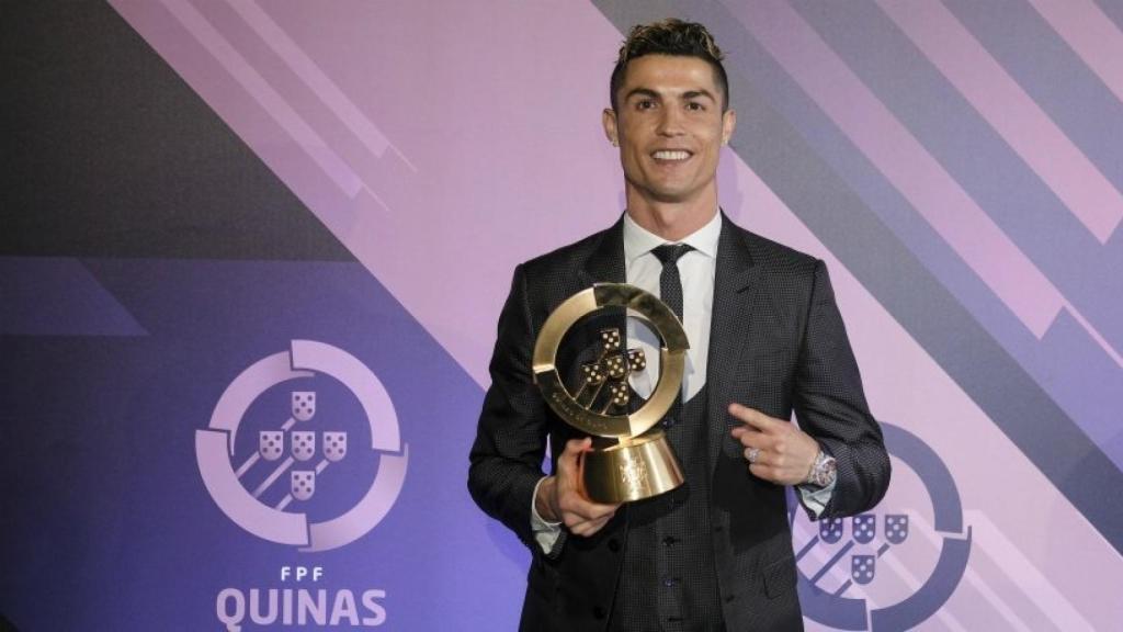 Cristiano recibe el Quinas de Oro. Foto: ftf.pt