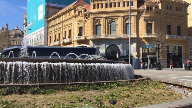 Fachada del hotel Avenida Palace en el que se puede ver la publicidad de Uber en Barcelona.