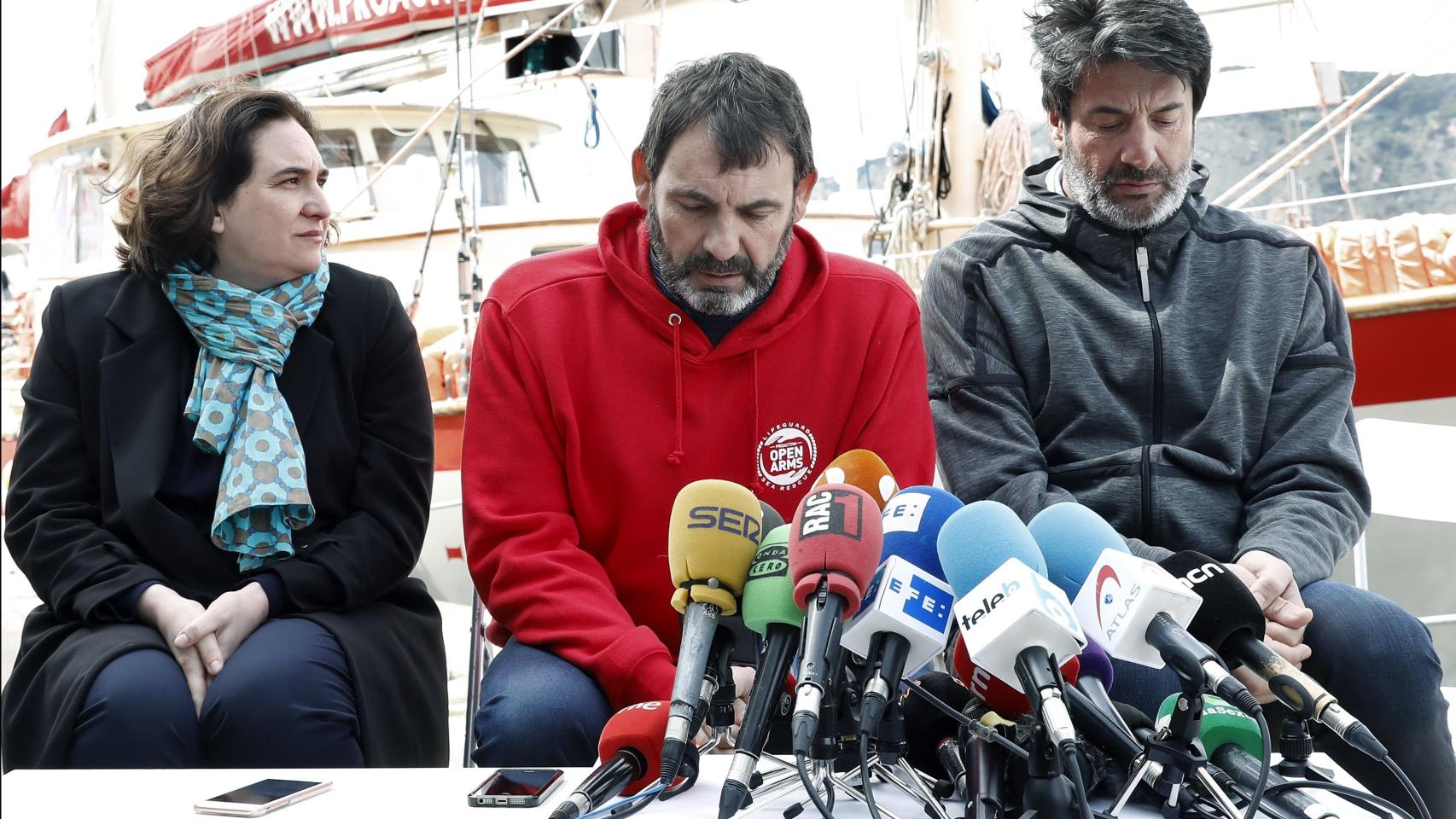 La alcaldesa de Barcelona, Ada Colau, el fundado de Proactiva Open Arms, Óscar Puente, y el expresidente del Joventud, Jordi Villacampa, durante la rueda de prensa.º