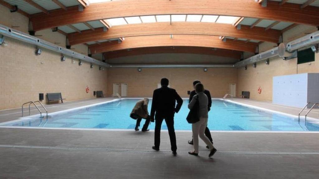 La piscina cuenta con techo retráctil.