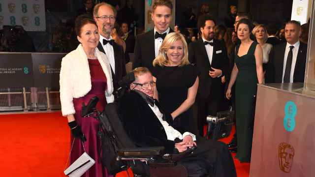 Stephen Hawking durante una gala de premios con su hija Lucy y Jane Wilde, entre otros familiares.