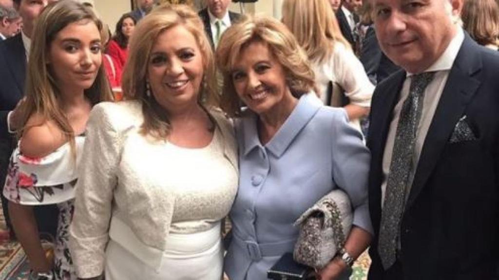 Carmen Rosa junto a su abuela María Teresa Campos.