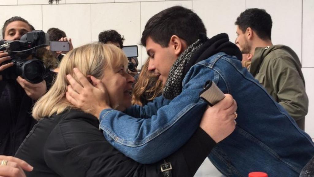 Alfred junto a su madre en la firma de discos.