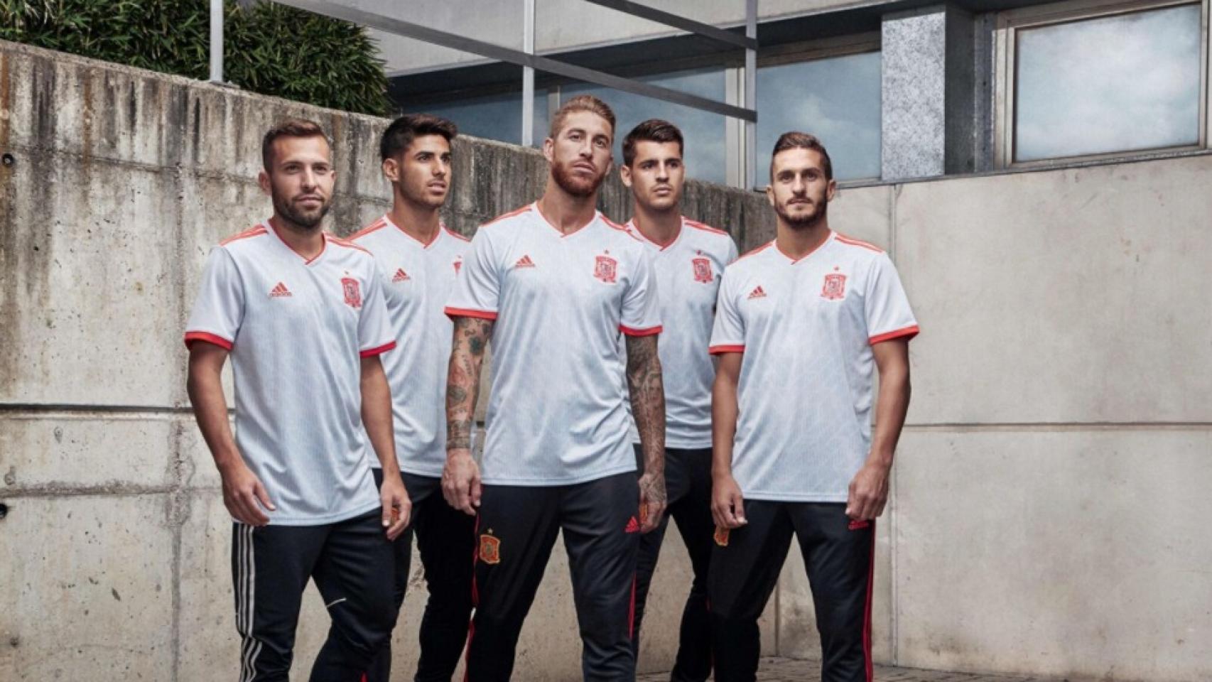 Los jugadores de la selección española de fútbol posan con la segunda camiseta de España.