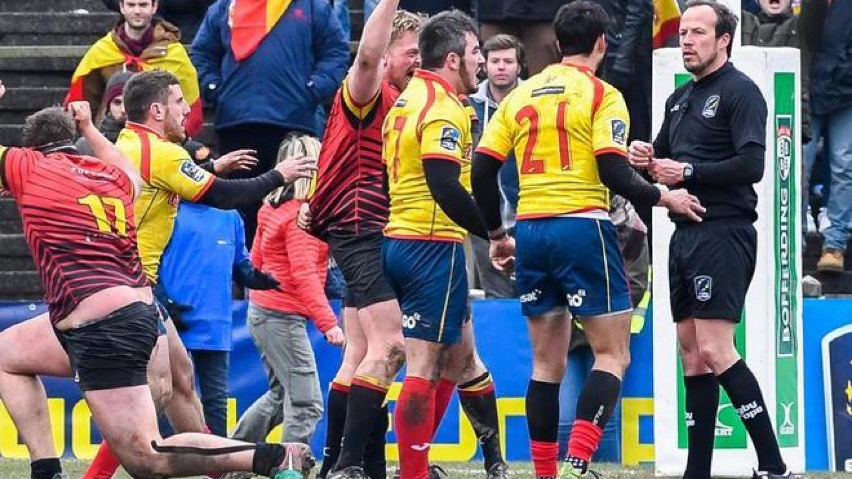 Los jugadores de la selección española de rugby persiguen al árbitro.