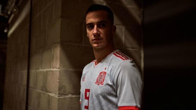 Lucas Vázquez con la segunda equipación de la selección española. Foto: adidas.es