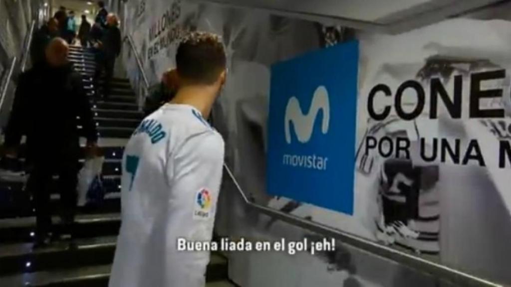 Cristiano Ronaldo habla con el árbitro antes de salir a jugar al segunda parte del Real Madrid - Girona