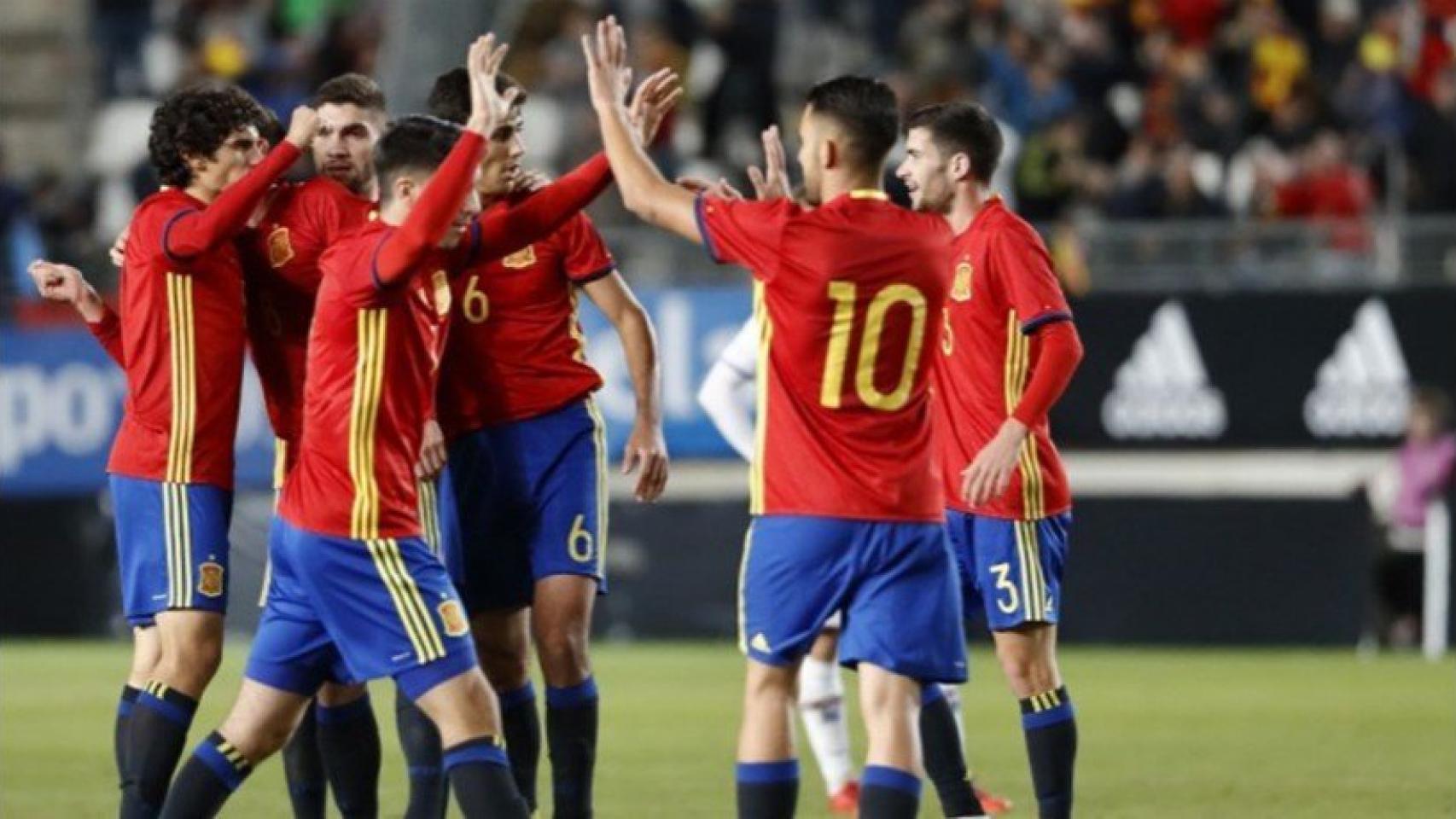 Los jugadores de la Sub21 celebran el gol. Foto sefutbol.com