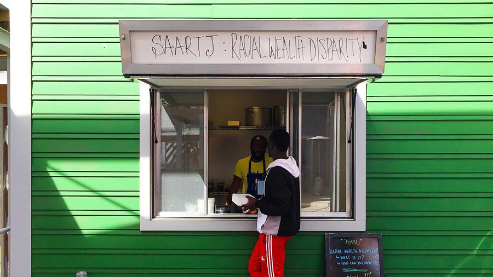 El restaurante avisaba de la iniciativa en una pizarra apoyada en su fachada.