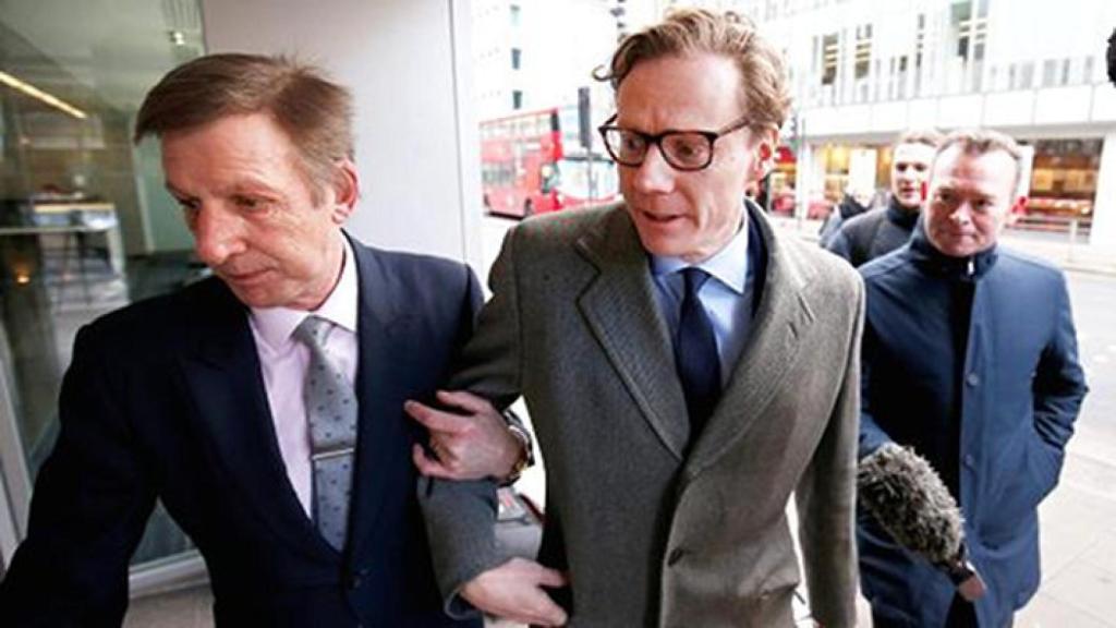 Alexander Nix (derecha), CEO de Cambridge Analytica